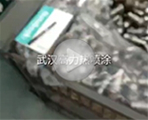 一人操作两台截齿等离子堆焊机高速堆焊